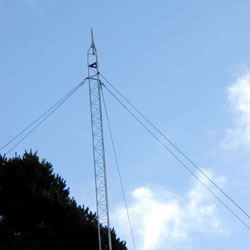 Torre arriostrada de comunicación